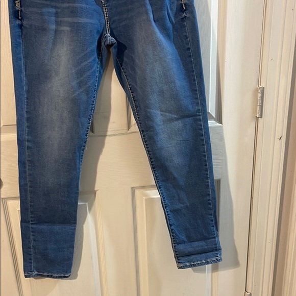 Stylish Blue Cropped Jeans - Picture 3 of 10